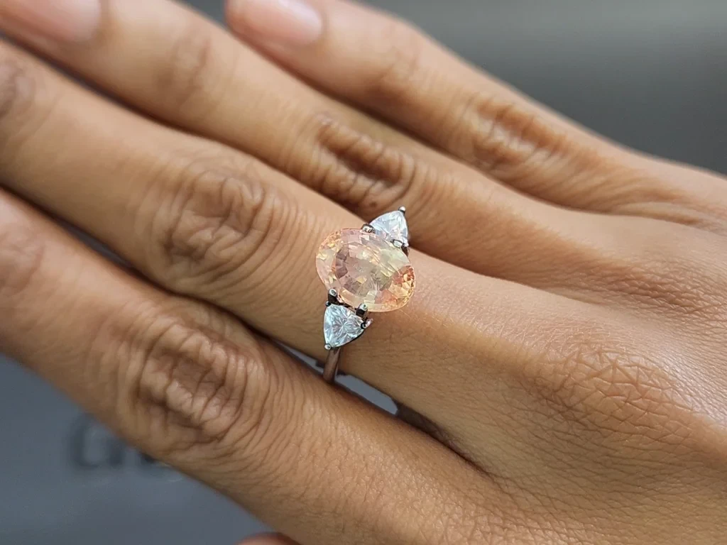 Негретый сапфир Падпараджа в огранке овал 4,56 карат, Шри-Ланка  Изображение №5