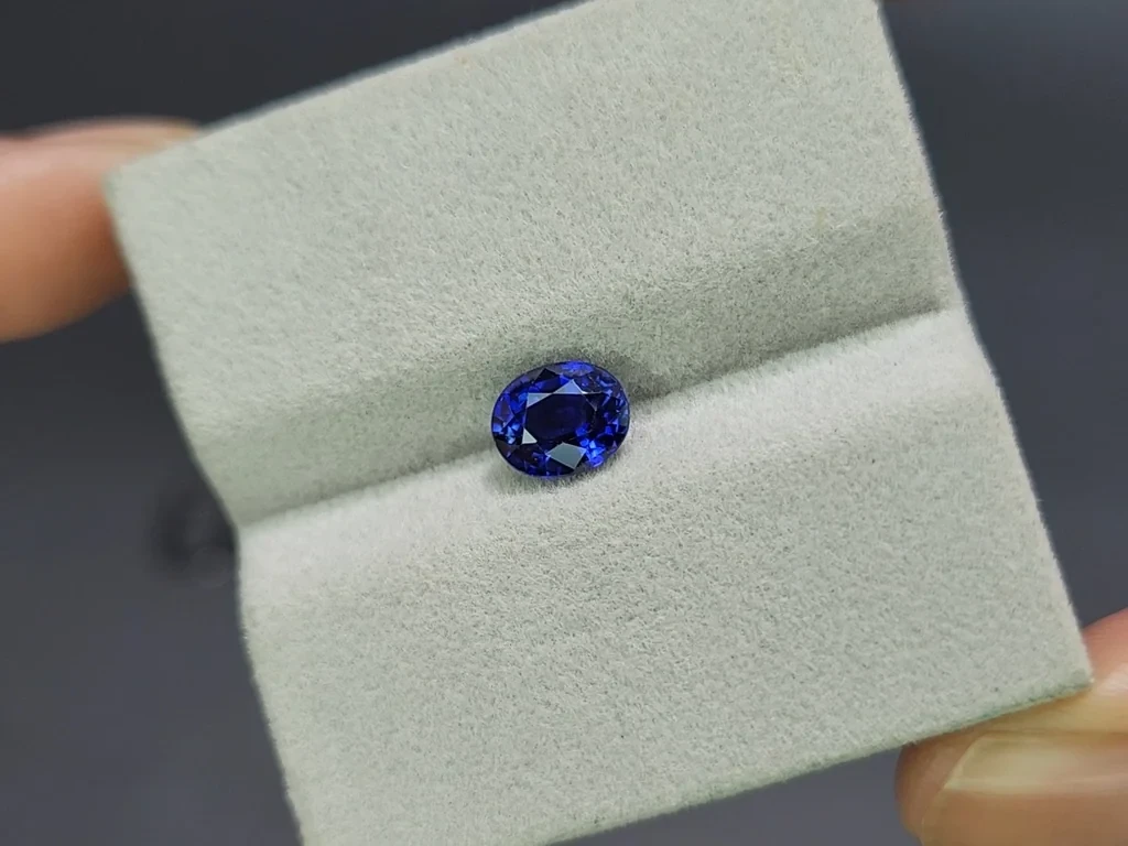 Сапфир Royal Blue в огранке овал 1,70 карат, Мадагаскар Изображение №4