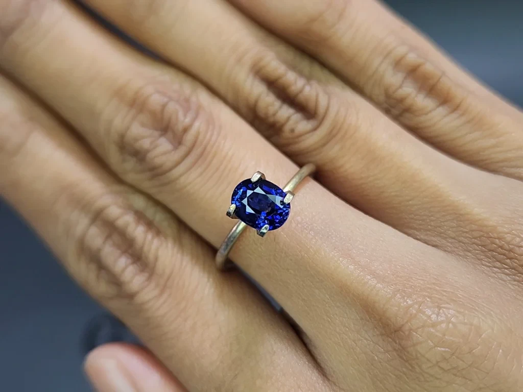 Сапфир Royal Blue в огранке овал 1,70 карат, Мадагаскар Изображение №5