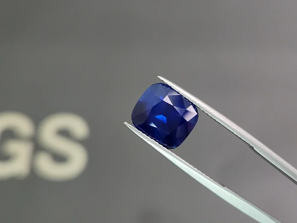 Негретый сапфир Royal Blue в огранке кушон 5,26 карата, Мадагаскар  Изображение №3
