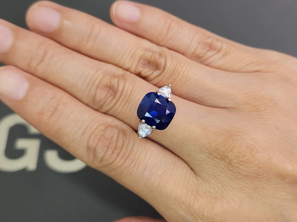 Негретый сапфир Royal Blue в огранке кушон 5,26 карата, Мадагаскар  Изображение №5