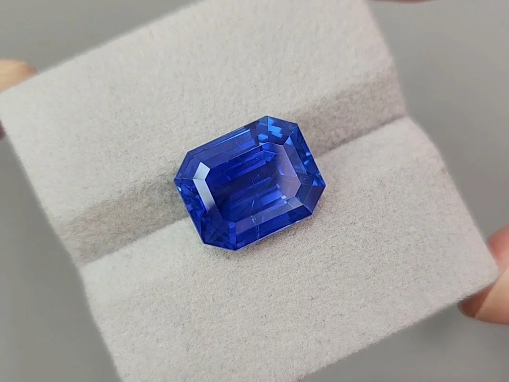 Коллекционный негретый кашмирский сапфир Intense Cornflower в огранке октагон 12,43 карат, Кашмир,( SSEF / Gubelin / GRS) Изображение №4