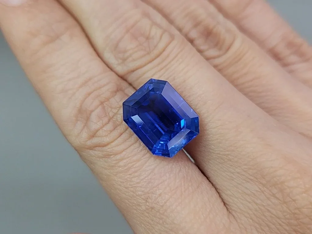 Коллекционный негретый кашмирский сапфир Intense Cornflower в огранке октагон 12,43 карат, Кашмир,( SSEF / Gubelin / GRS) Изображение №2