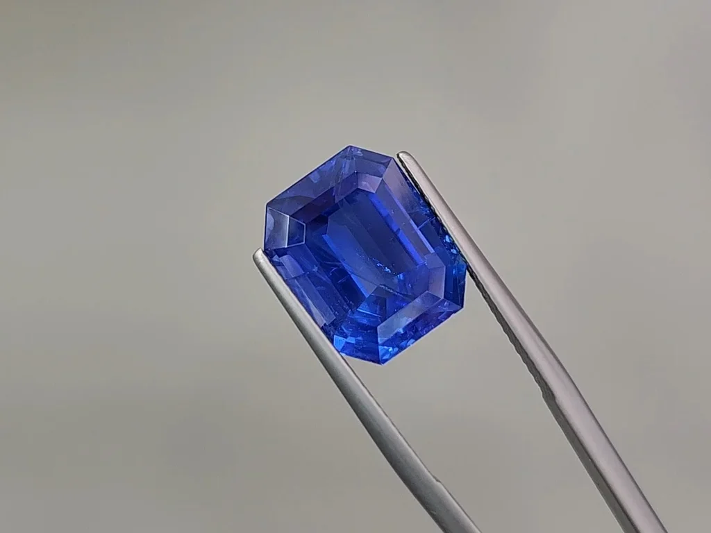 Коллекционный негретый кашмирский сапфир Intense Cornflower в огранке октагон 12,43 карат, Кашмир,( SSEF / Gubelin / GRS) Изображение №3