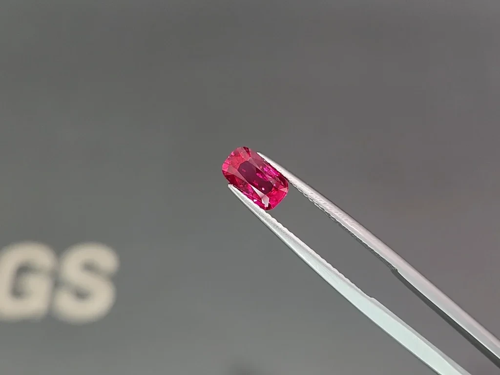 Негретый рубин Pigeon blood в огранке кушон 1,51 карат, Мозамбик  Изображение №3