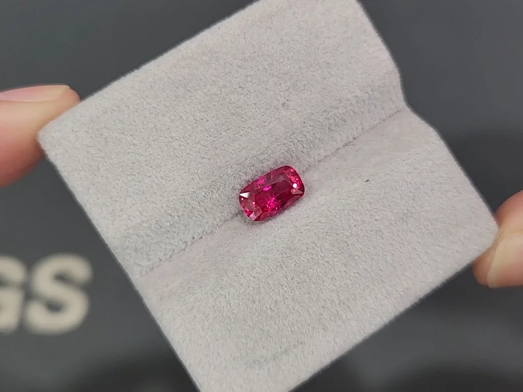 Негретый рубин Pigeon blood в огранке кушон 1,51 карат, Мозамбик  Изображение №4