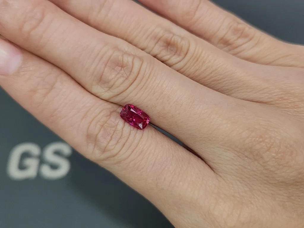 Негретый рубин Pigeon blood в огранке кушон 1,51 карат, Мозамбик  Изображение №2