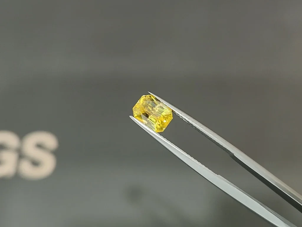 Сапфир Vivid Yellow в огранке радиант 2,18 карат, Шри-Ланка Изображение №3