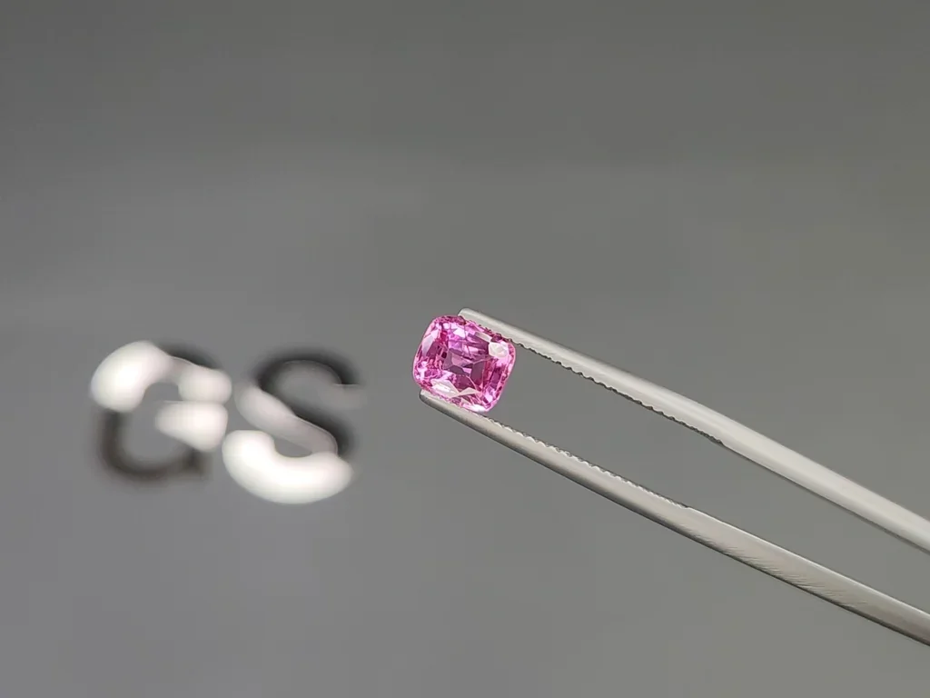 Розовый сапфир в огранке кушон 1,48 карата, Мадагаскар GIA, ICA Изображение №3