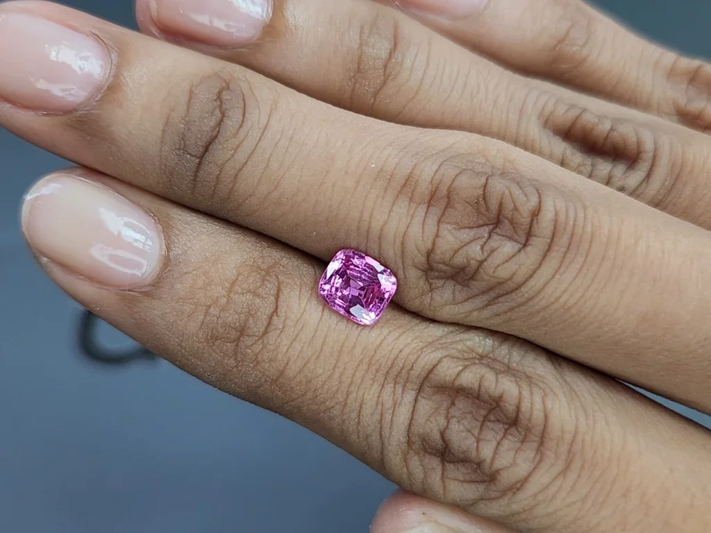Розовый сапфир в огранке кушон 1,48 карата, Мадагаскар GIA, ICA Изображение №2