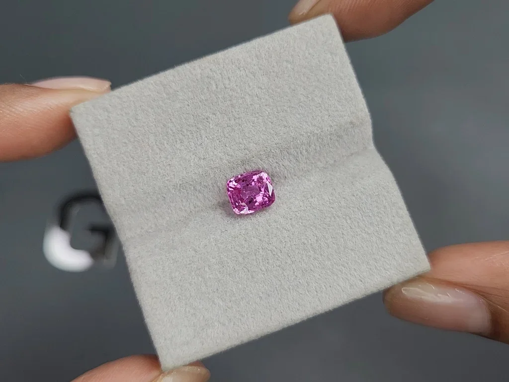 Розовый сапфир в огранке кушон 1,48 карата, Мадагаскар GIA, ICA Изображение №4