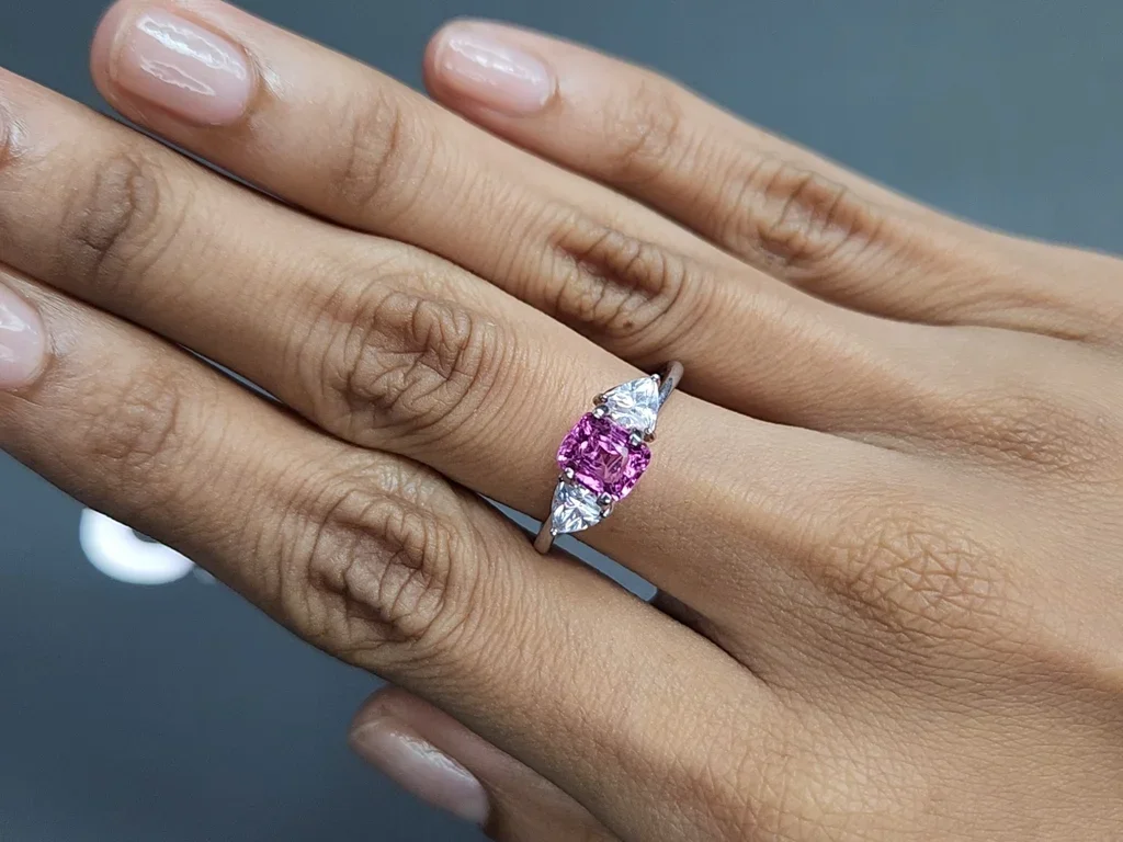 Розовый сапфир в огранке кушон 1,48 карата, Мадагаскар GIA, ICA Изображение №5