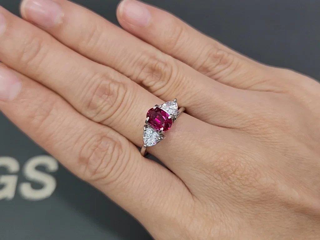 Рубин Pigeon Blood в огранке овал 1,50 карат, Мозамбик Изображение №5