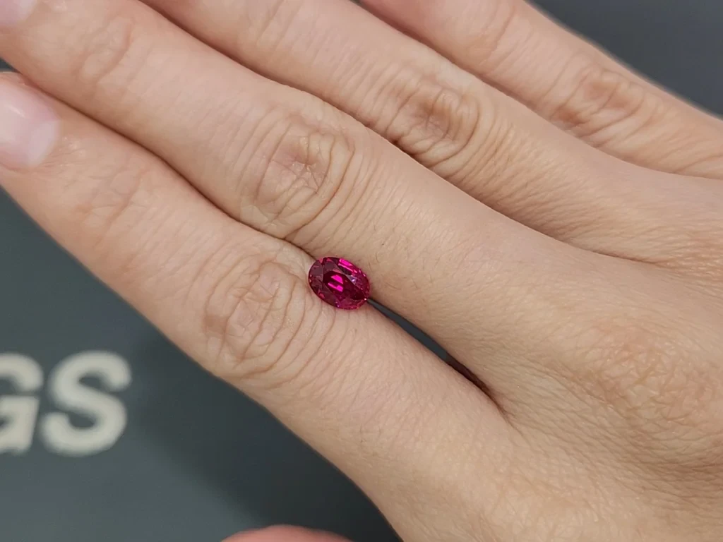 Рубин Pigeon Blood в огранке овал 1,50 карат, Мозамбик Изображение №2