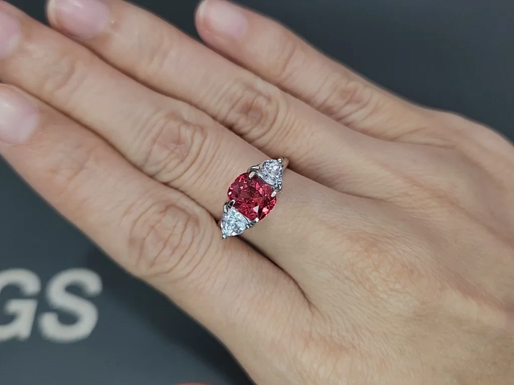 Оранжево-красная шпинель в огранке кушон 2,01 карат, Танзания Изображение №5