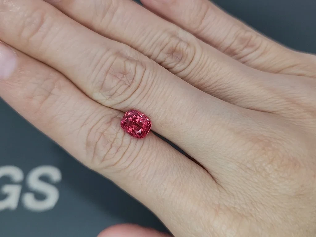 Оранжево-красная шпинель в огранке кушон 2,01 карат, Танзания Изображение №2