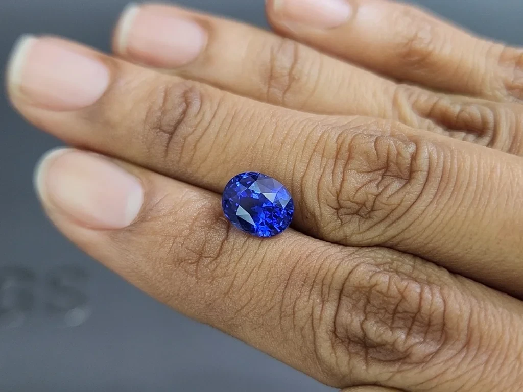 Редкий сапфир Royal Blue в огранке овал 4,10 карат, Шри-Ланка  Изображение №2