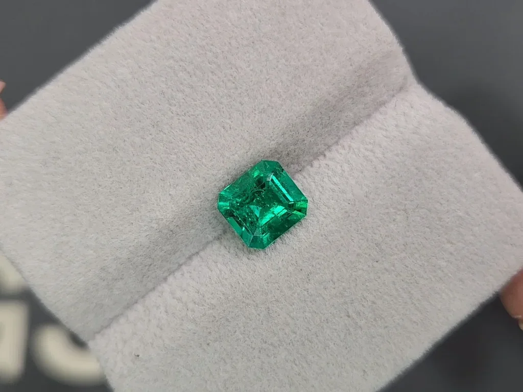 Колумбийский изумруд Muzo Green в огранке октагон 1,36 карат Изображение №4