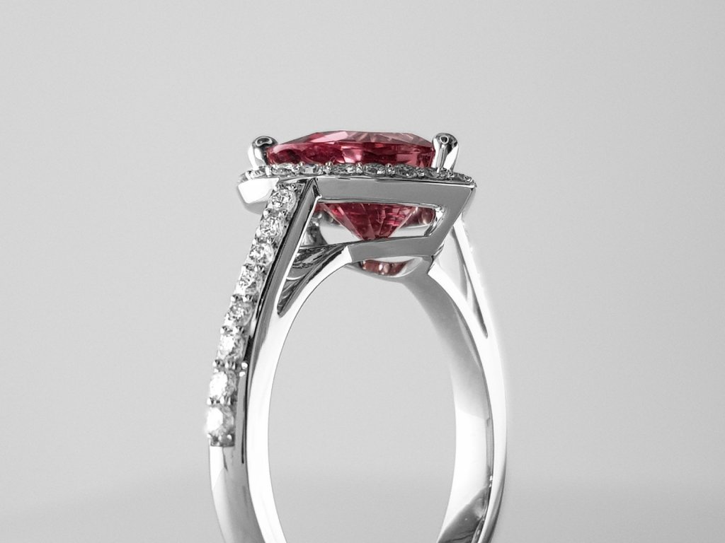 Кольцо с розовой шпинелью 2,36 карат и бриллиантами в белом золоте 750 пробы Изображение №4