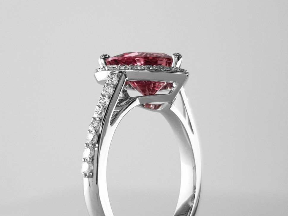 Кольцо с розовой шпинелью 2,36 карат и бриллиантами в белом золоте 750 пробы Изображение №4