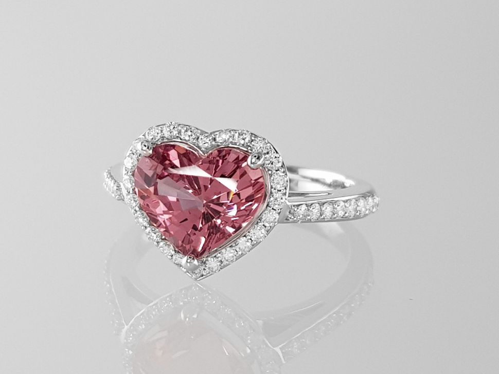 Кольцо с розовой шпинелью 2,36 карат и бриллиантами в белом золоте 750 пробы Изображение №2