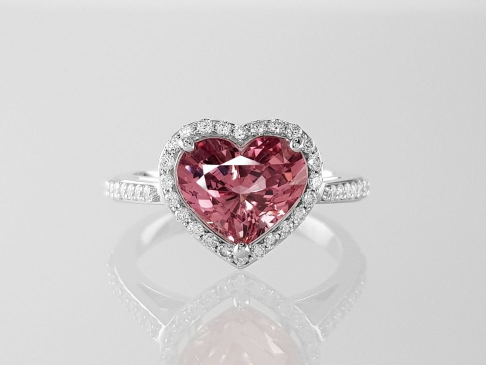 Кольцо с розовой шпинелью 2,36 карат и бриллиантами в белом золоте 750 пробы Изображение №1