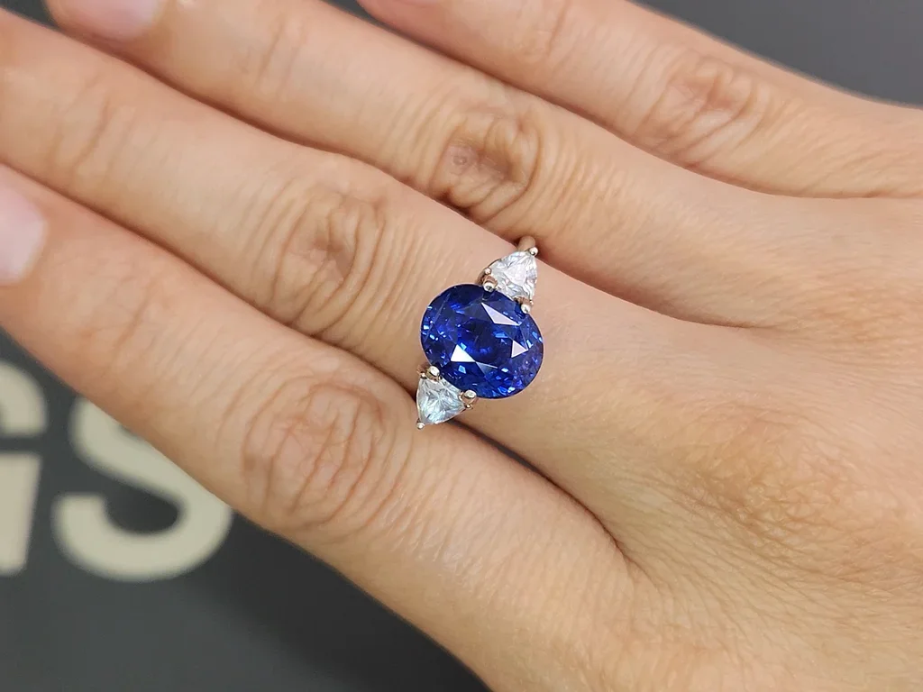 Негретый сапфир Royal Blue в огранке овал 6,67 карата, Шри-Ланка Изображение №5