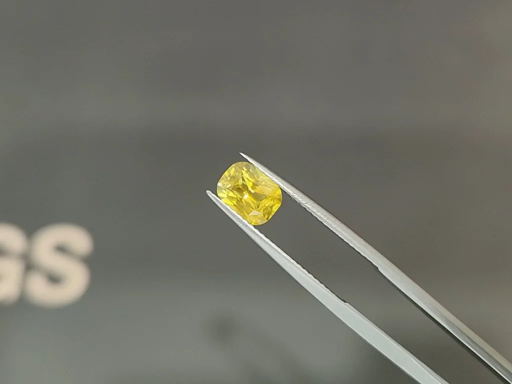 Сапфир Vivid Yellow в огранке кушон 1,55 карат, Шри-Ланка Изображение №3