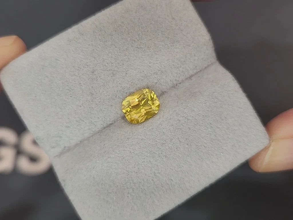 Сапфир Vivid Yellow в огранке кушон 1,55 карат, Шри-Ланка Изображение №4