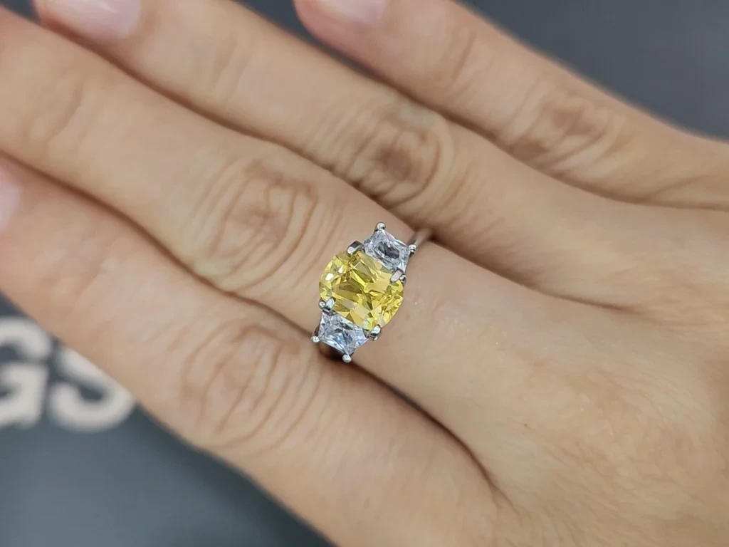 Сапфир Vivid Yellow в огранке кушон 1,55 карат, Шри-Ланка Изображение №5