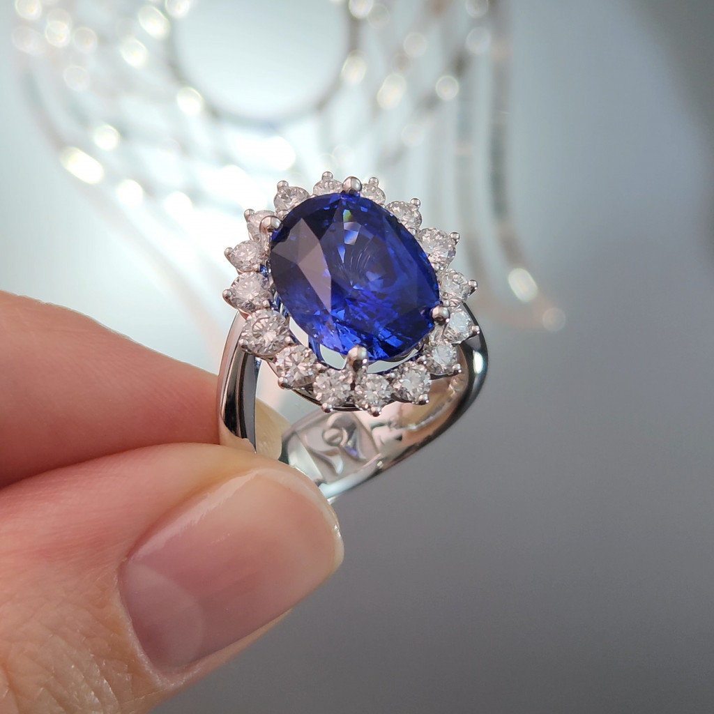Кольцо с сапфиром 7.42 карат цветом Royal Blue и бриллиантами в белом золоте 750 пробы Изображение №2
