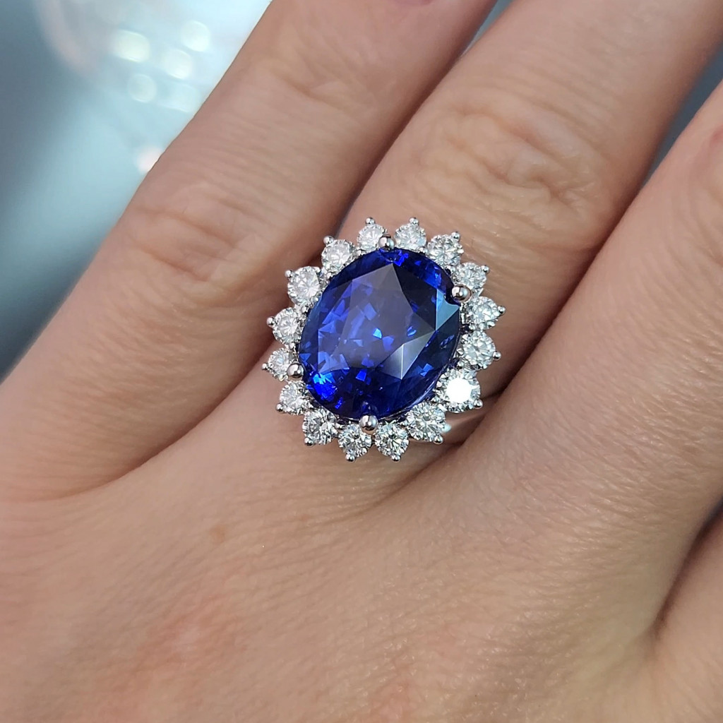 Кольцо с сапфиром 7.42 карат цветом Royal Blue и бриллиантами в белом золоте 750 пробы Изображение №3