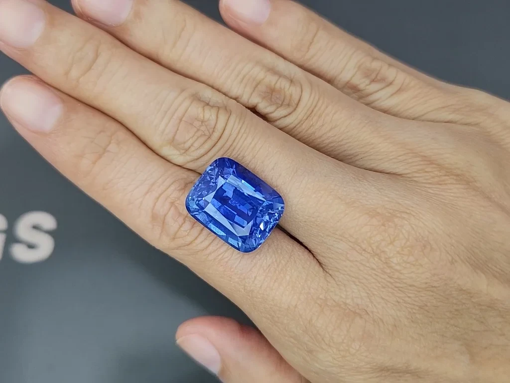 Коллекционный негретый сапфир Cornflower Blue в огранке кушон 22 карат, Шри-Ланка Изображение №2