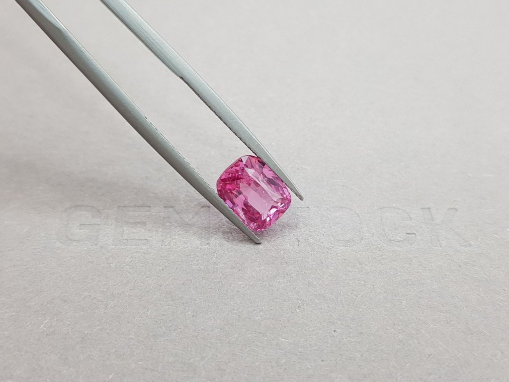 Нежно розовая шпинель в огранке кушон 3,01 карата Изображение №4