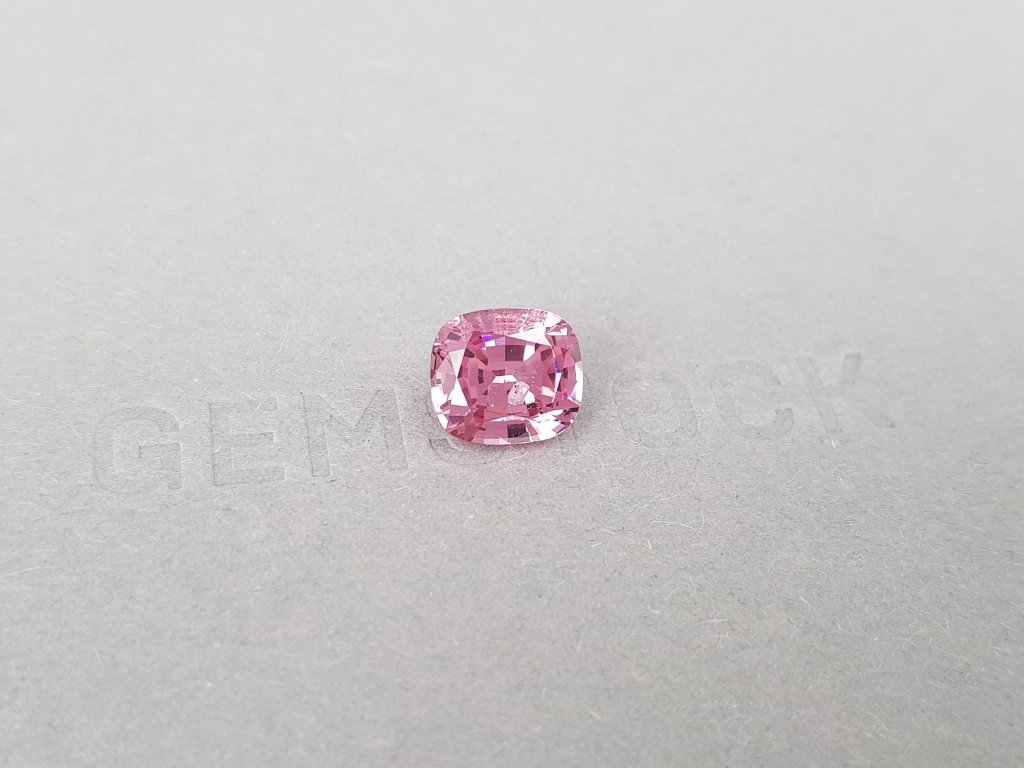 Памирская розовая шпинель в огранке кушон 3,99 карата Изображение №2