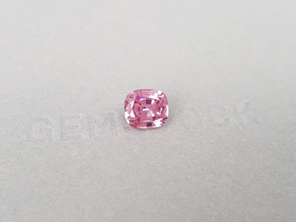 Памирская розовая шпинель в огранке кушон 3,99 карата Изображение №2