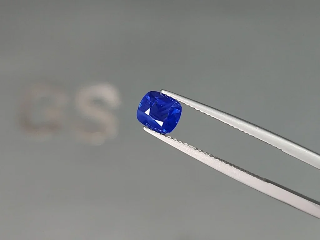 Сапфир Royal blue с эффектом рутилового шелка в огранке кушон 1,20 карат, Шри-Ланка Изображение №3