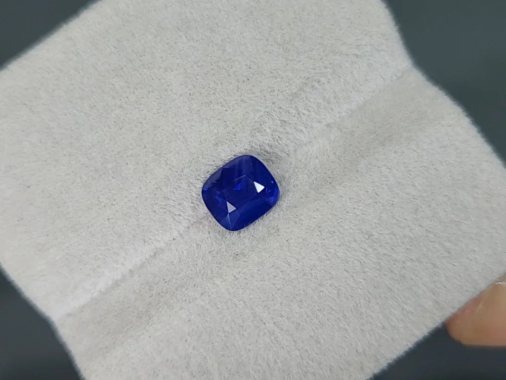 Сапфир Royal blue с эффектом рутилового шелка в огранке кушон 1,20 карат, Шри-Ланка Изображение №4