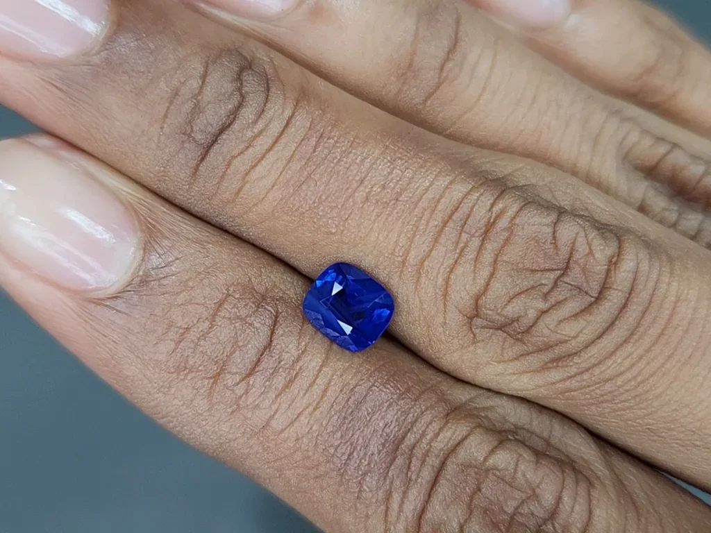 Сапфир Royal blue с эффектом рутилового шелка в огранке кушон 1,20 карат, Шри-Ланка Изображение №2