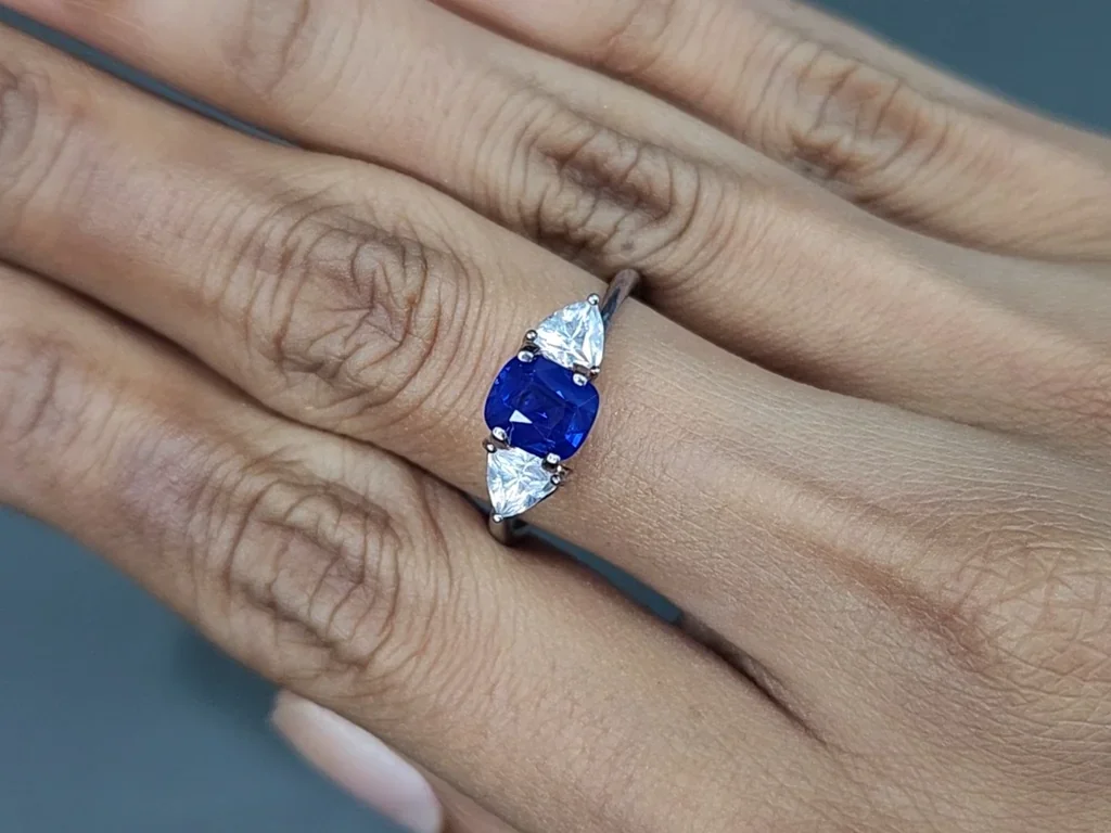 Сапфир Royal blue с эффектом рутилового шелка в огранке кушон 1,20 карат, Шри-Ланка Изображение №5