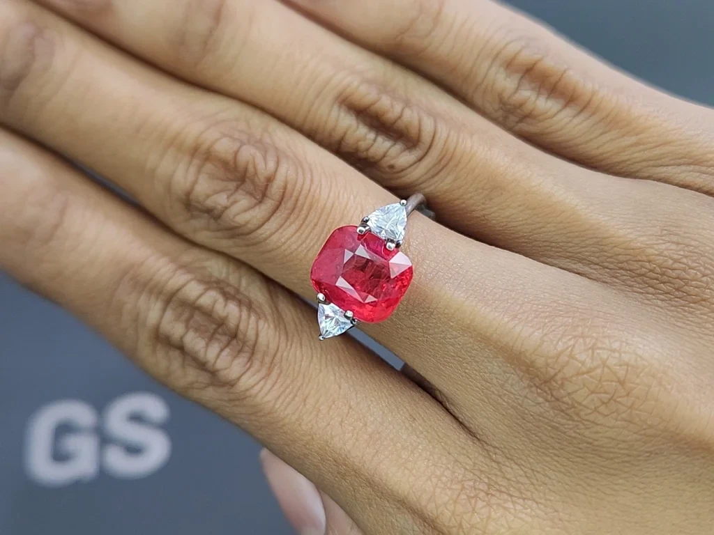 Насыщенная оранжево-красная шпинель Махенге в огранке кушон 5,11 карат, Танзания Изображение №5