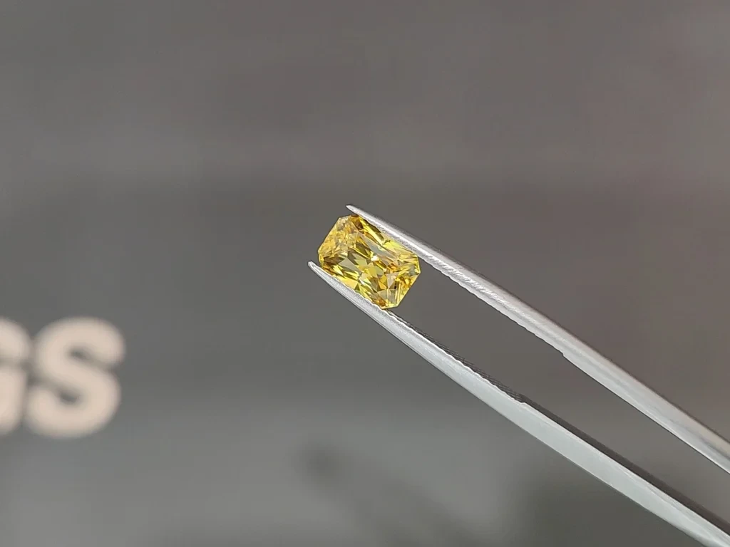 Сапфир Vivid Yellow в огранке радиант 2,15 карат, Шри-Ланка Изображение №3