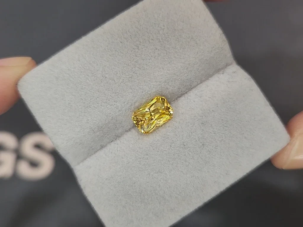Сапфир Vivid Yellow в огранке радиант 2,15 карат, Шри-Ланка Изображение №4