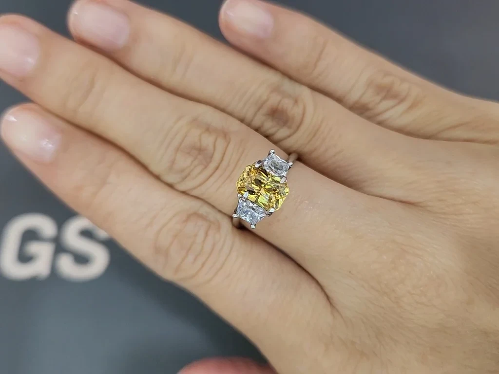 Сапфир Vivid Yellow в огранке радиант 2,15 карат, Шри-Ланка Изображение №5