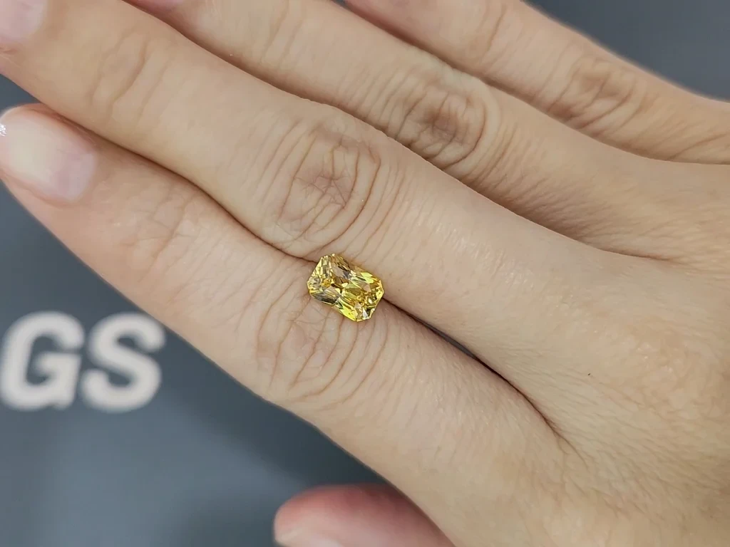 Сапфир Vivid Yellow в огранке радиант 2,15 карат, Шри-Ланка Изображение №2