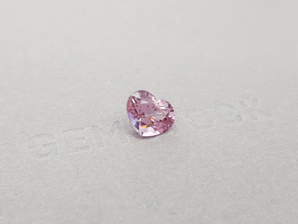 Кольцо с розовой шпинелью и бриллиантами в белом золоте 750 пробы Изображение №4