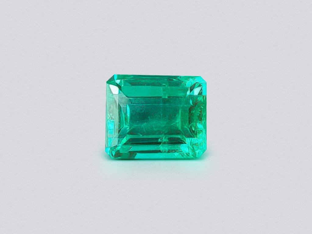 Изумруд цвета Vivid Green из Колумбии в огранке октагон 1,30 карат Изображение №1