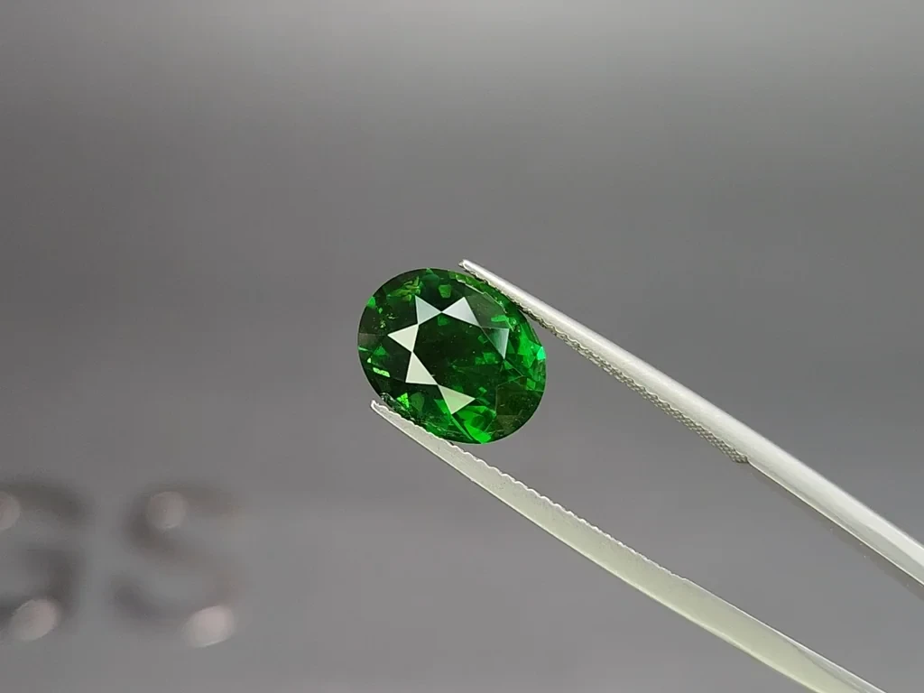 Гранат цаворит Vivid Green в огранке овал 5,52 карата, Африка Изображение №3