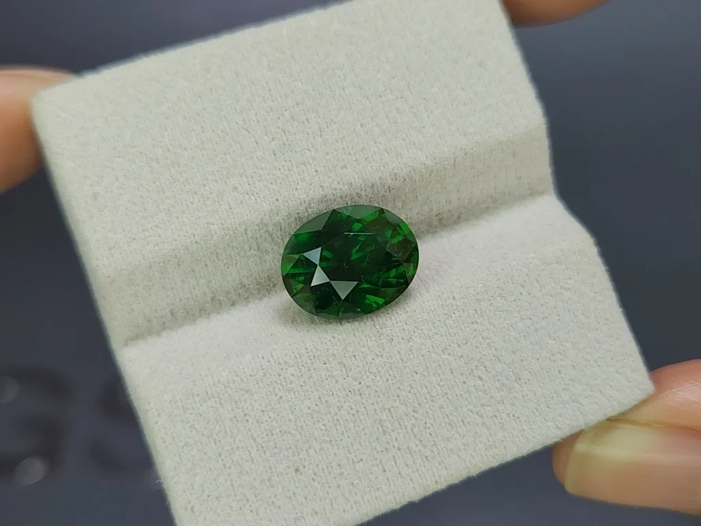 Гранат цаворит Vivid Green в огранке овал 5,52 карата, Африка Изображение №4