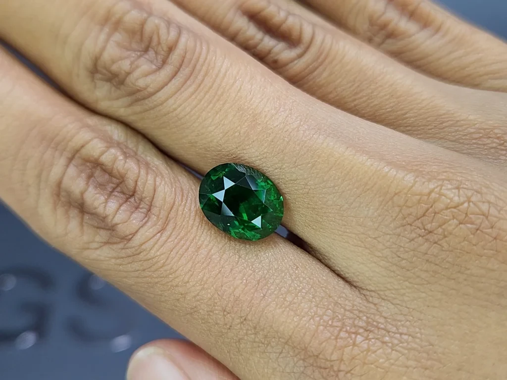 Гранат цаворит Vivid Green в огранке овал 5,52 карата, Африка Изображение №2